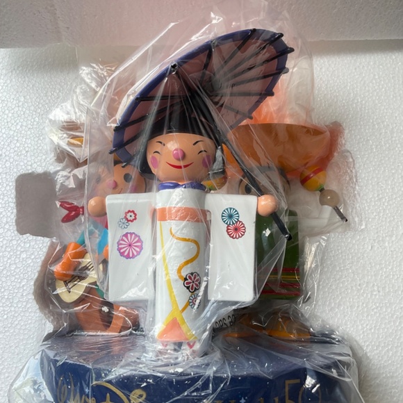 Disney ITS A SMALL WORLD MUSICAL  FIGURE  NEW IN BOX   2023  . - Picture 4 of 4